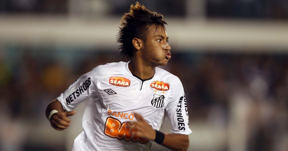 Neymar comemora após marcar o segundo gol do Santos contra o Internacional