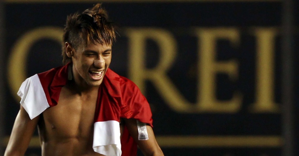 Neymar sorri depois da vitória do Santos sobre o Internacional