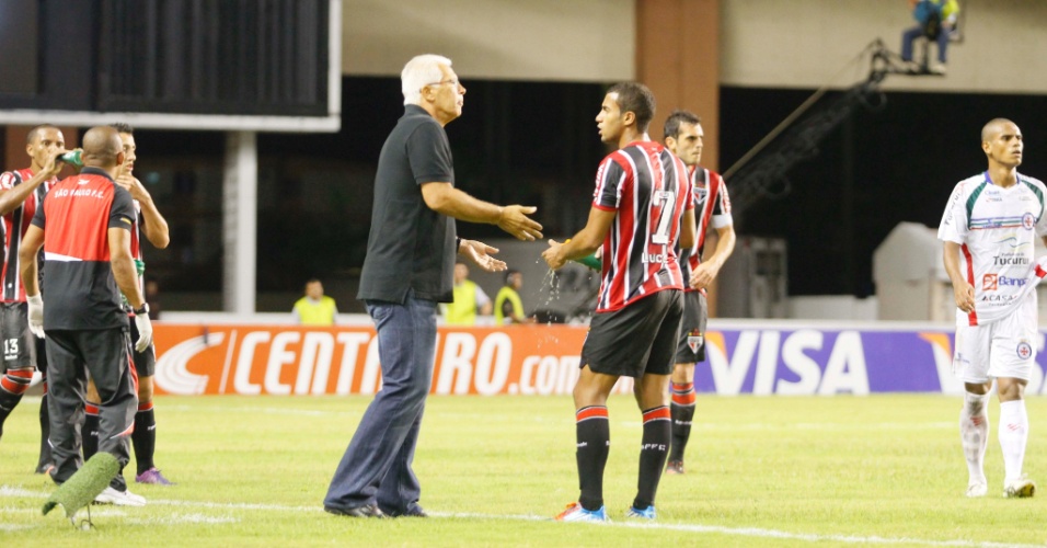 Emerson Leão passa orientações para Lucas durante vitória do São Paulo sobre o Independente