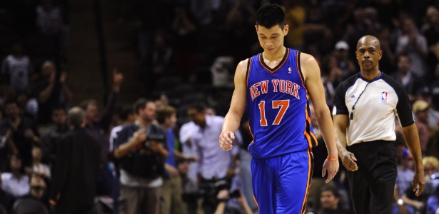 Lin não conseguiu impedir grande atuação de Parker e viu nova derrota dos Knicks - EFE/LARRY W. SMITH