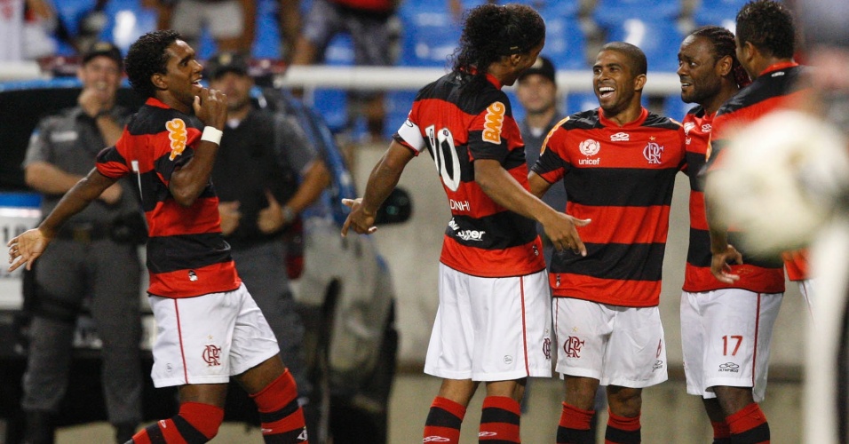 Jogadores do Flamengo comemoram gol de Vágner Love na partida contra o Emelec, pela Libertadores