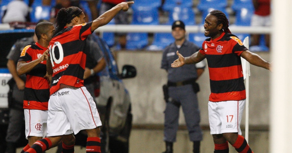 Júnior Cesar e Ronaldinho comemoram com Vagner Love o gol marcado pelo atacante contra o Emelec