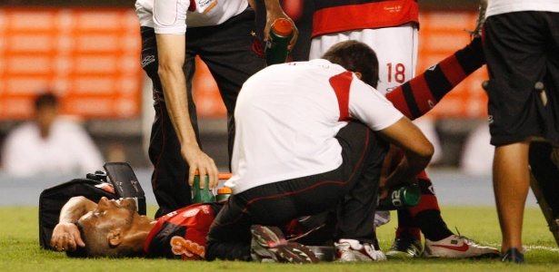 Léo Moura recebe atendimento após sentir lesão muscular no jogo com o Emelec-EQU - André Portugal/ VIPCOMM
