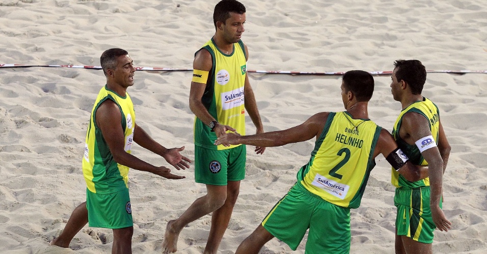 Romário cumprimenta os companheiros de seleção após partida no Mundial 4x4 de Futevôlei, em Copacabana