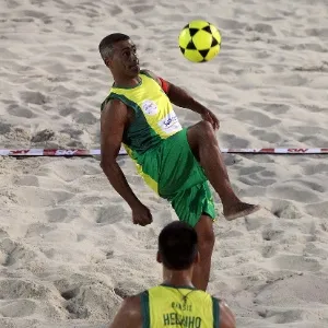 Romário foi flagrado por uso de finasterida, substância comum para combater queda de cabelos. Depois de uma suspensão preventiva em 2008, ele foi absolvido - Fernando Soutello/AGIF