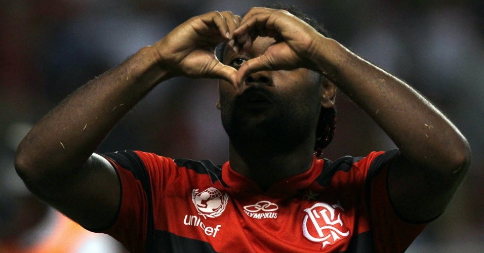 Vágner Love comemora gol do Flamengo na partida diante do Emelec, no Engenhão, pela Libertadores