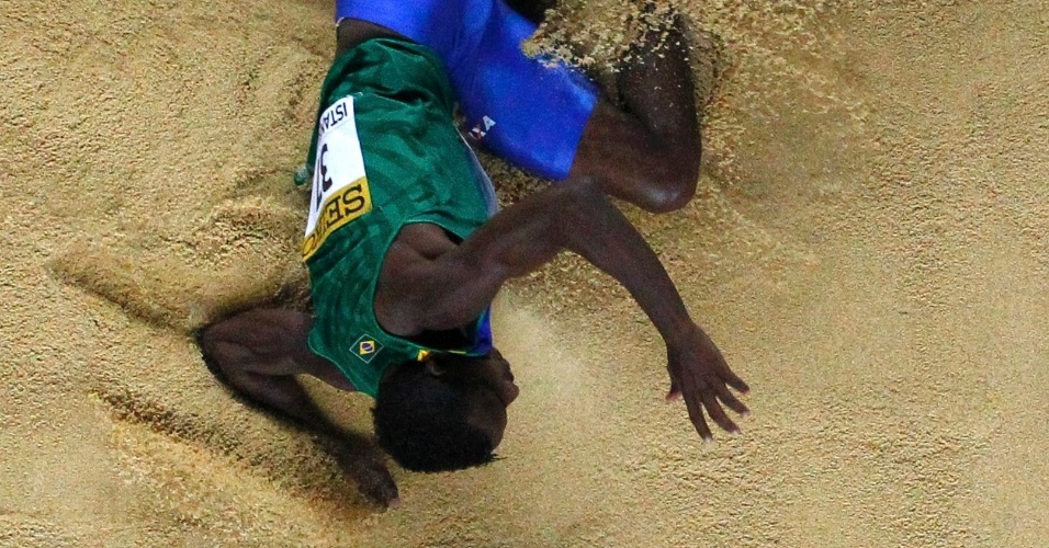Mauro Vinicius da Silva compete nas eliminatórias do salto em distância. O brasileiro, já garantido nos Jogos de Londres, conseguiu a melhor marca indoor do ano.
