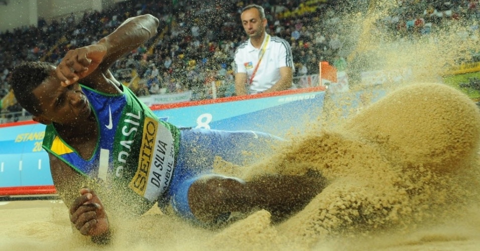 Brasileiro Mauro Vinicius da Silva completa salto que lhe rendeu a medalha de ouro no Mundial indoor