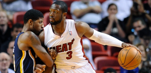 Dwyane Wade, do Miami Heat, encara a marcação de Paul George, do Indiana Pacers - Rhona Wise/Reuters