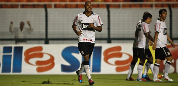 Elton celebra um dos três gols marcados a serviço do Corinthians - Leandro Moraes/UOL