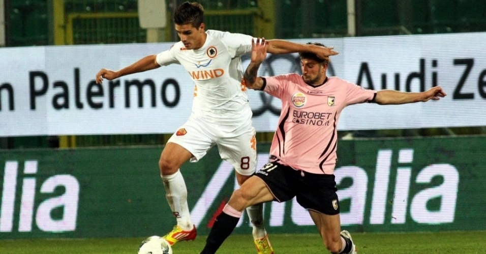 Eros Pisano, do Palermo, tenta roubar a bola de Erik Lamela, da Roma. Equipe da capital venceu por 1 a 0