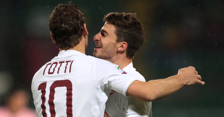 Fabio Borini comemora com Totti após marcar o gol da vitória da Roma sobre o Palermo