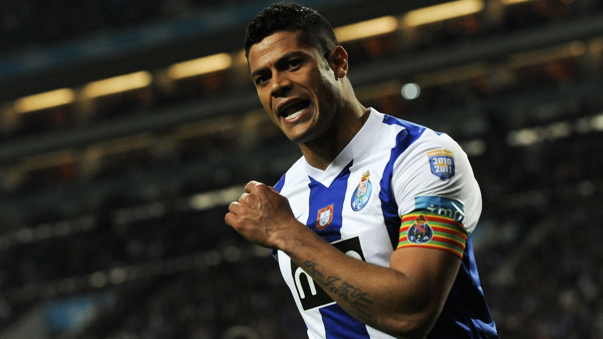 Hulk comemora após marcar no empate do Porto com a Académica por 1 a 1
