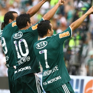 Barcos, Valdivia e Maikon Leite fazem coreografia para comemorar o gol do Palmeiras - Edson Silva/Folhapress