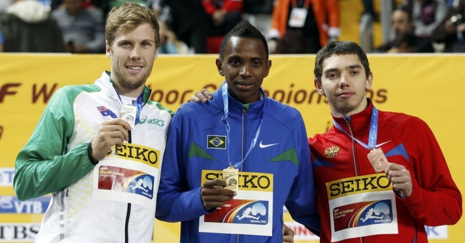 Brasileiro Mauro Vinícius da Silva recebe a medalha de ouro pela vitória no salto em distância
