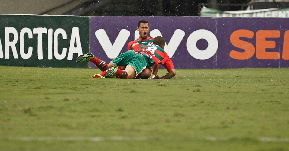 Jogadores da Portuguesa comemoram o gol marcado por Ricardo Jesus, que abriu o placar no Morumbi