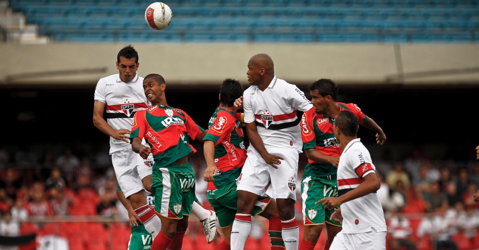 Jogadores do São Paulo e da Portuguesa brigam pela bola em jogada aérea