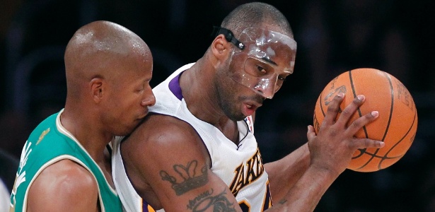 "Mascarado", Bryant foi o destaque da vitória dos Lakers - Lucy Nicholson/Reuters