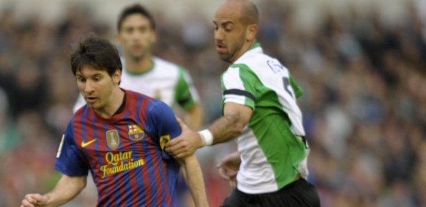 Torcida do Racing reclama que juiz inventou pênalti convertido por Messi - Reuters