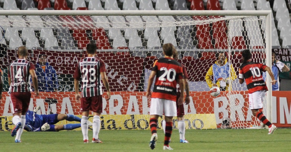Ronaldinho chuta no canto de Diego Cavalieri para fazer o primeiro gol do Flamengo