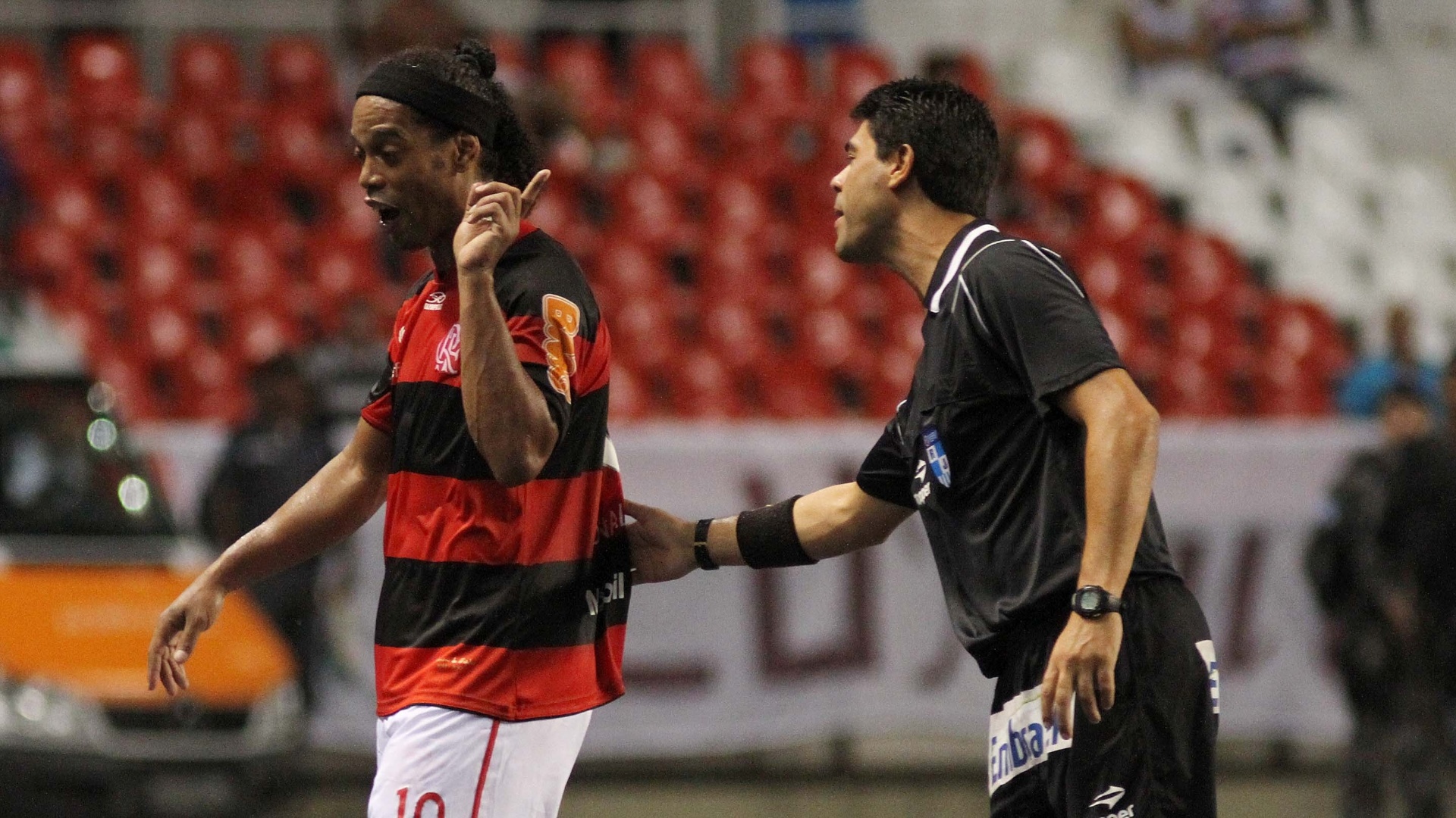 Ronaldinho é expulso aos 39 minutos do primeiro tempo no clássico contra o Fluminense