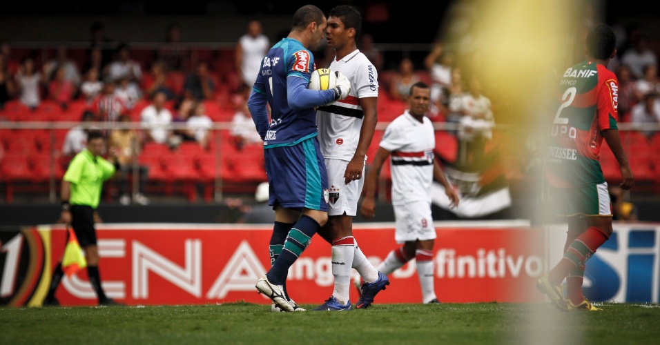 Weverton, da Portuguesa, e Casemiro, do São Paulo, se encaram durante a partida
