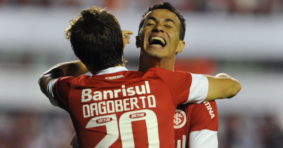 Atacantes do Internacional, Dagoberto e Leandro Damião comemoram gol da equipe contra o The Strongest