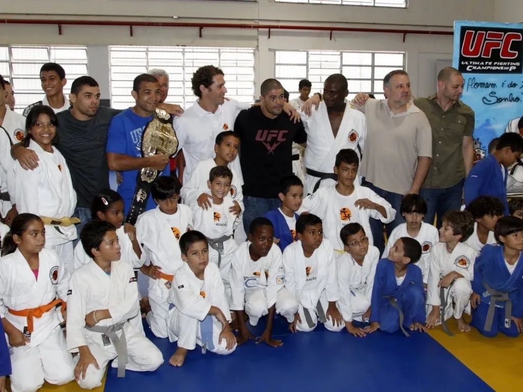 Fiorella Mattheis, José Aldo e Flavio Canto no lançamento da parceria da UFC com o Instituto Reação na Rocinha - Raphael Mesquita/PHOTO RIO NEWS 
