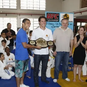 Fiorella Mattheis, José Aldo e Flavio Canto no lançamento da parceria da UFC com o Instituto Reação na Rocinha - Raphael Mesquita/PHOTO RIO NEWS 