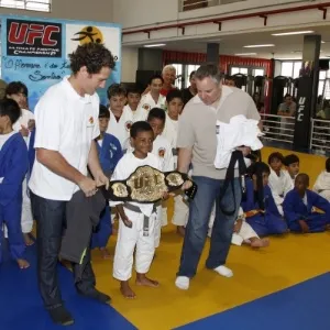 Fiorella Mattheis, José Aldo e Flavio Canto no lançamento da parceria da UFC com o Instituto Reação na Rocinha - Raphael Mesquita/PHOTO RIO NEWS 