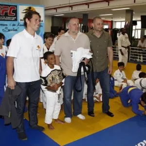 Fiorella Mattheis, José Aldo e Flavio Canto no lançamento da parceria da UFC com o Instituto Reação na Rocinha - Raphael Mesquita/PHOTO RIO NEWS 