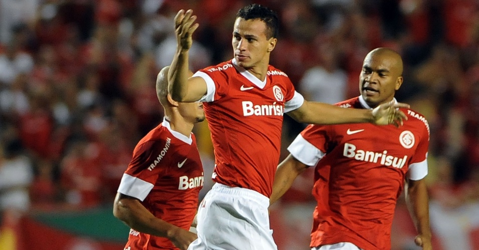 Leandro Damião, do Internacional, comemora após marcar o segundo gol da equipe contra o The Strongest
