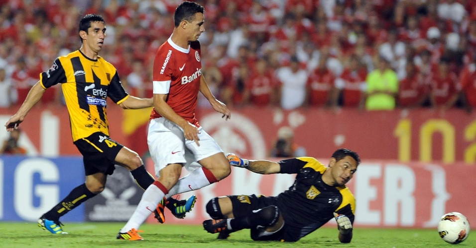 Leandro Damião pega sobra do goleiro Vaca para marcar o terceiro gol do Internacional