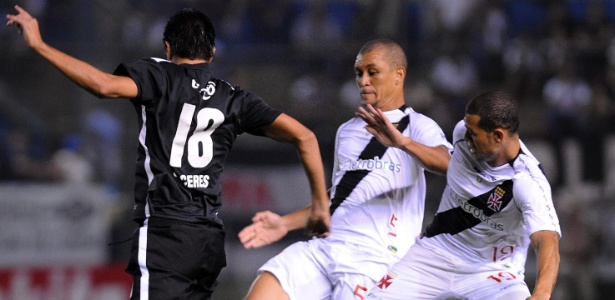 Eduardo Costa (c) em ação durante um jogo do Vasco pela Copa Libertadores de 2012 - Norberto Duarte/AFP