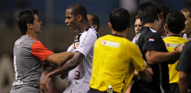 Dedé se envolveu em tumulto com jogadores do Libertad na primeira partida: "decisão"  - Jorge Adorno/Reuters