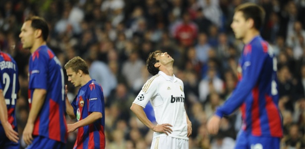 De acordo com a imprensa espanhol, Kaká está cada vez mais fora do Real Madrid - AFP PHOTO/ PIERRE-PHILIPPE MARCOU