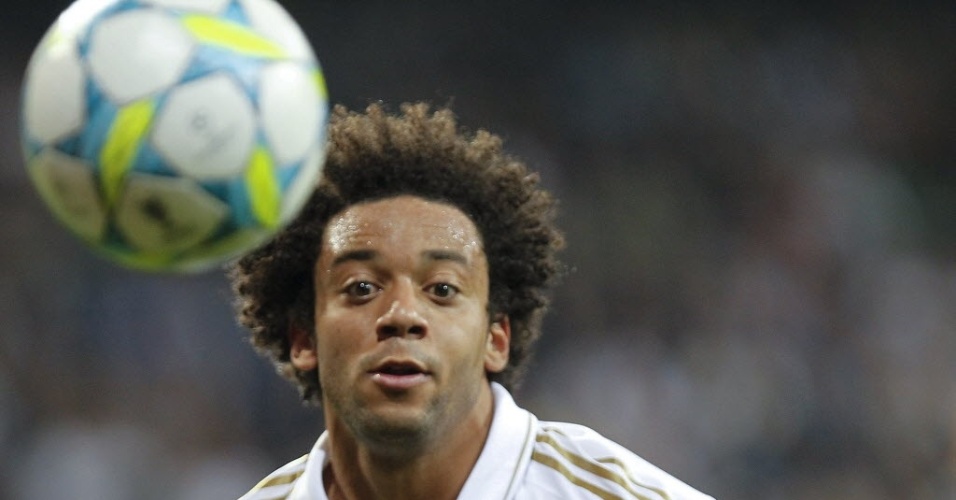 Lateral Marcelo, do Real Madrid, corre atrás da bola em partida pela Liga dos Campeões