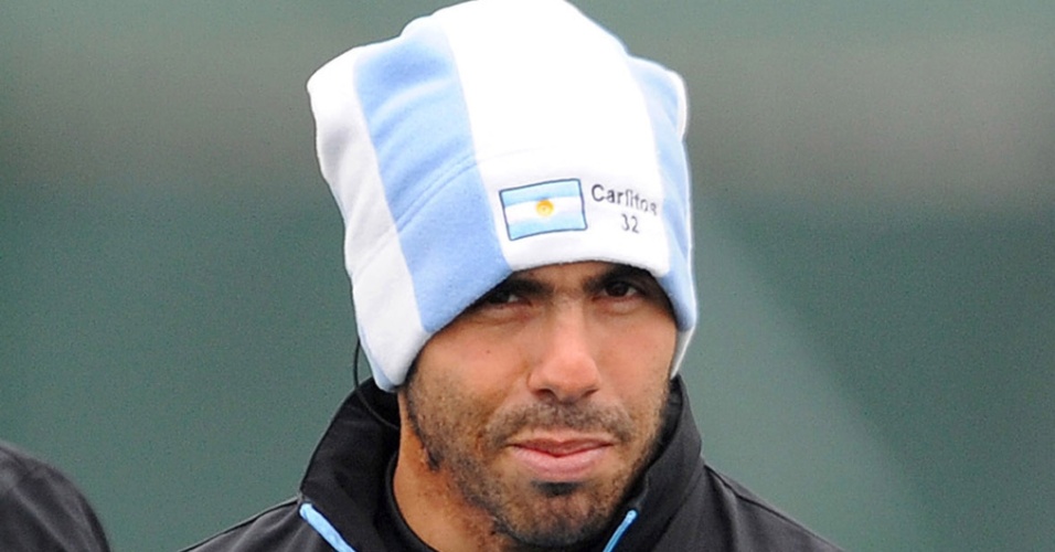 Para se proteger do frio inglês, Carlitos Tevez utilizou um gorro personalizado com o seu nome durante o treinamento do City (14/03/12)