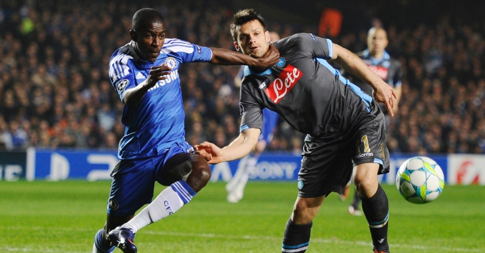 Ramires, do Chelsea, tenta levar a melhor sobre Christian Maggio em partida contra o Napoli