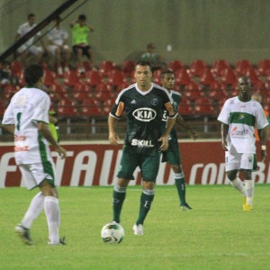 Daniel Carvalho, do Palmeiras, dá o combate no meio campo durante primeiro jogo contra o Coruripe - Ailton Cruz/VIPCOMM