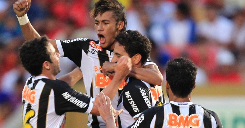 Ganso é abraçado pelos companheiros ao marcar o segundo gol do Santos contra o Juan Aurich (15/03/12)
