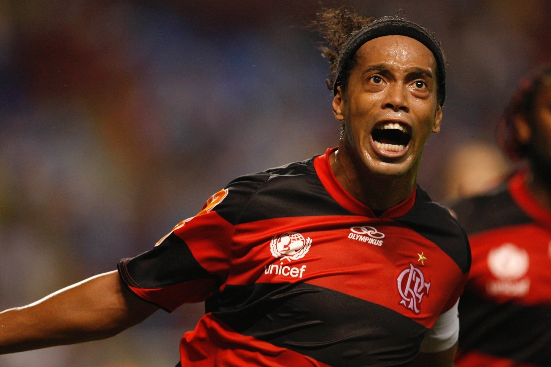 Ronaldinho Gaúcho comemora ao marcar o segundo gol do Flamengo contra o Olimpia (15/03/12)