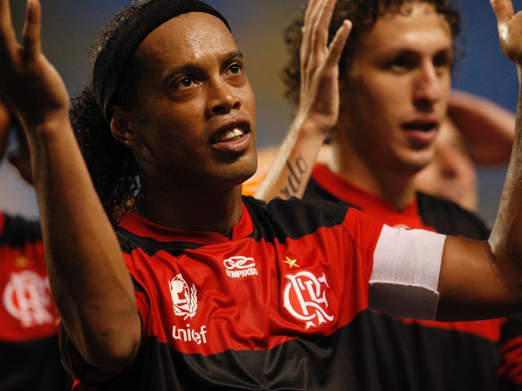 Ronaldinho Gaúcho vibra ao marcar para o Flamengo contra o Olimpia pela Libertadores (15/03/12)