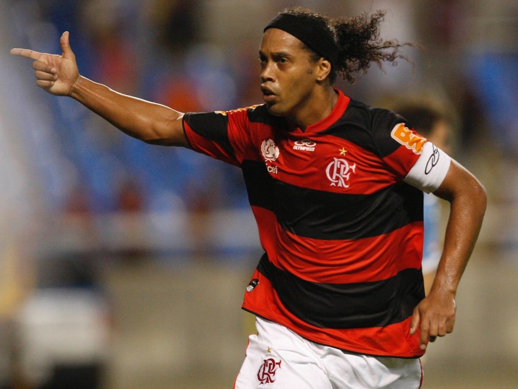 Ronaldinho Gaúcho vibra ao marcar para o Flamengo contra o Olimpia pela Libertadores (15/03/12)