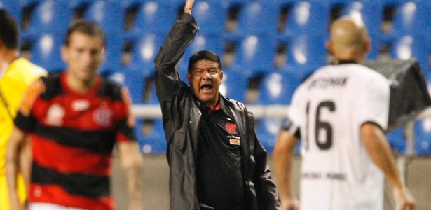 Técnico Joel Santana esbraveja durante o empate do Flamengo com o Olimpia - André Portugal/VIPCOMM
