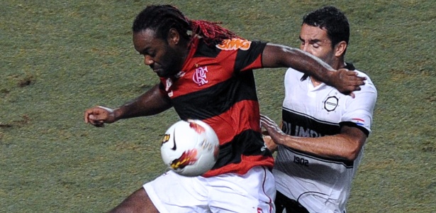 Vagner Love disputa a bola com Nájera no empate em 3 a 3 entre Flamengo e Olimpia - Vanderlei Almeida/ AFP
