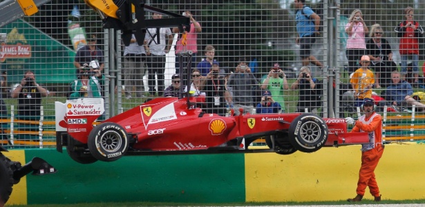 Ferrari de Felipe Massa é retirada após piloto brasileiro rodar na pista de Albert Park - Daniel Munoz/Reuters