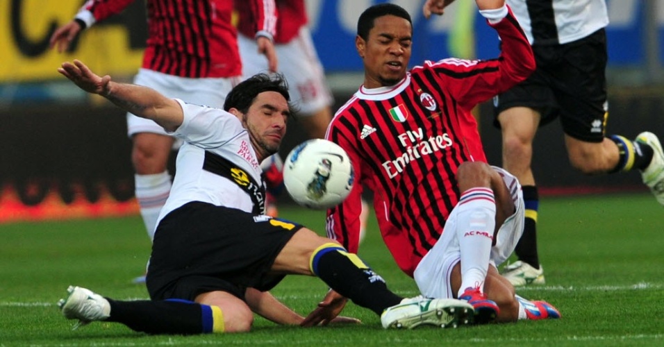 Emanuelson (dir), do Milan, disputa bola com Alessandro Lucarelli, do Parma 