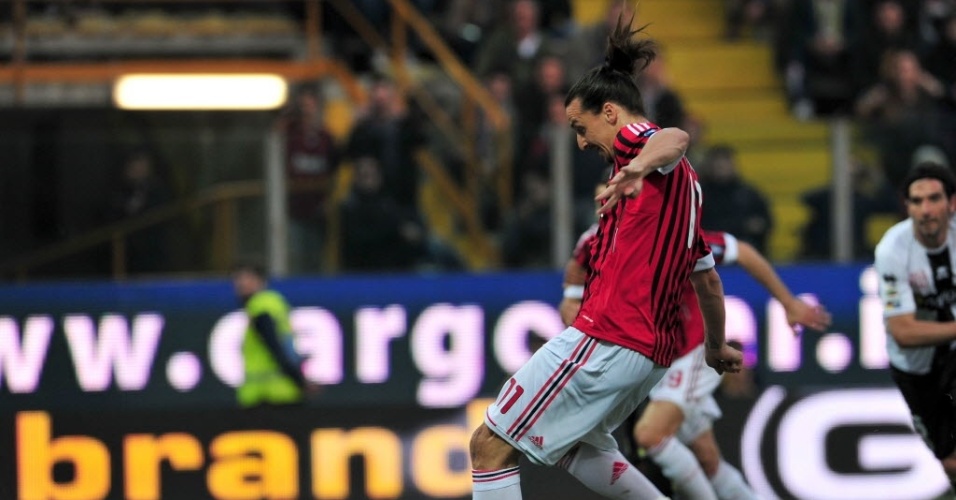 Ibrahimovic cobrou pênalti e abriu o placar para o Milan contra o Parma pelo Campeonato Italiano 