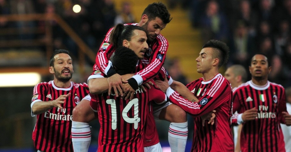 Ibrahimovic é abraçado pelos companheiros após marcar o primeiro gol do Milan contra o Parma